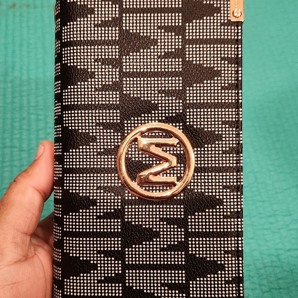 Wristlet wallet for women